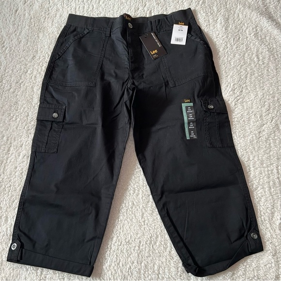 Lee Women’s Capris Mid Rise 16M Black NWT - Picture 3 of 3
